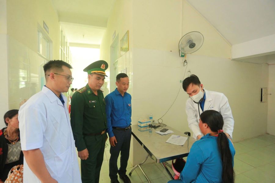 Kh&aacute;m, chữa bệnh v&agrave; cấp ph&aacute;t thuốc miễn ph&iacute; cho người d&acirc;n x&atilde; La Lay