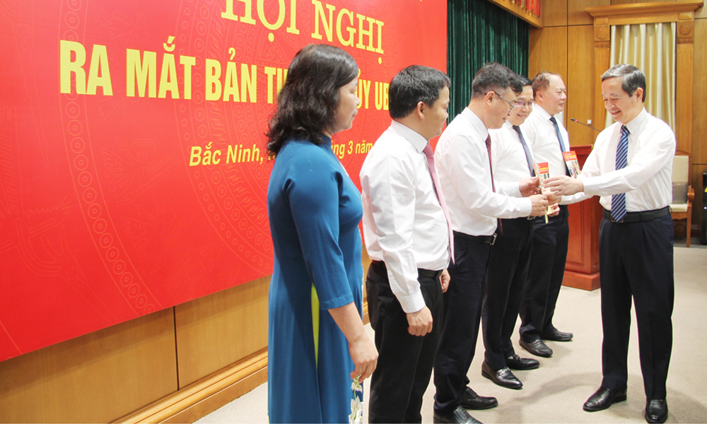 Đồng ch&iacute; Phạm Ho&agrave;ng Sơn trao Bản tin Đảng ủy UBND tỉnh cho đại diện c&aacute;c Đảng bộ trực thuộc.