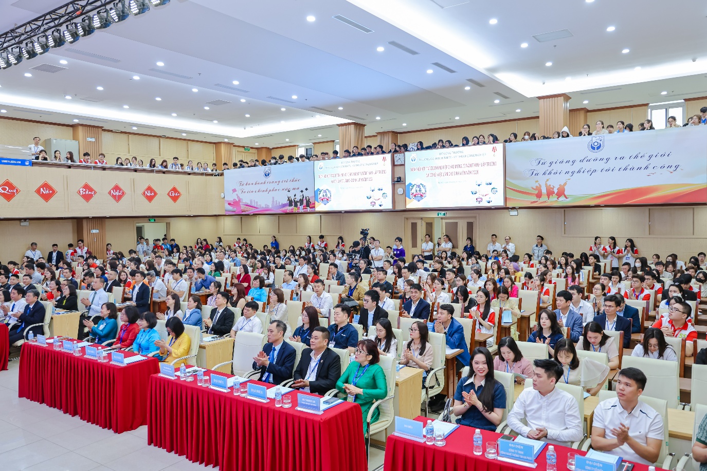 C&aacute;c đại biểu tham dự khai mạc chương tr&igrave;nh