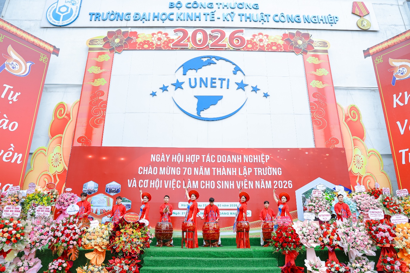 Sôi động Ngày hội hợp tác doanh nghiệp tại UNETI