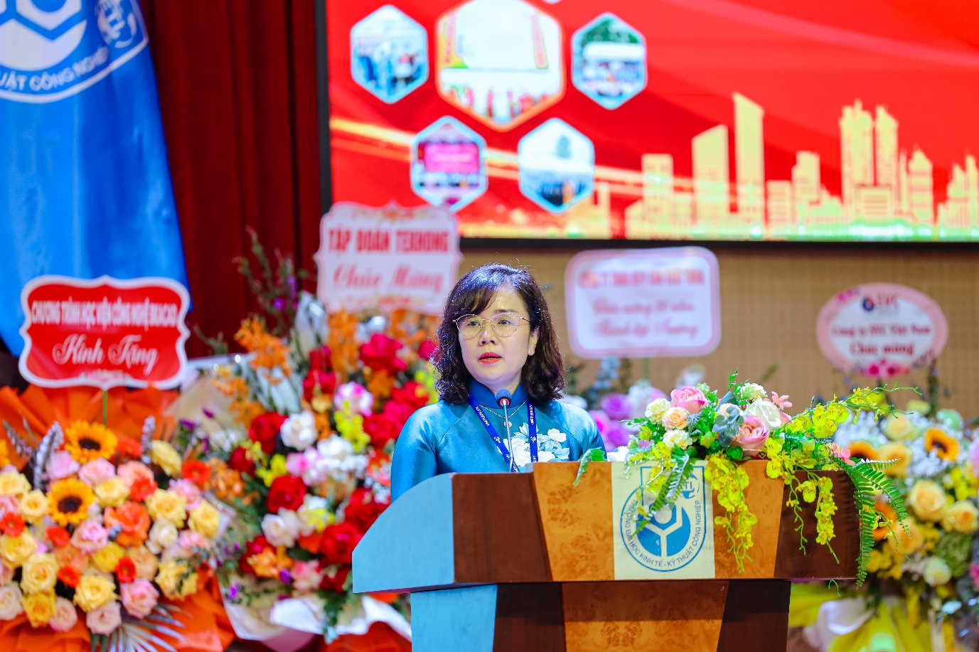 PGS.TS. Phạm Thị Thu Ho&agrave;i &ndash; B&iacute; thư Đảng ủy ph&aacute;t biểu khai mạc chương tr&igrave;nh