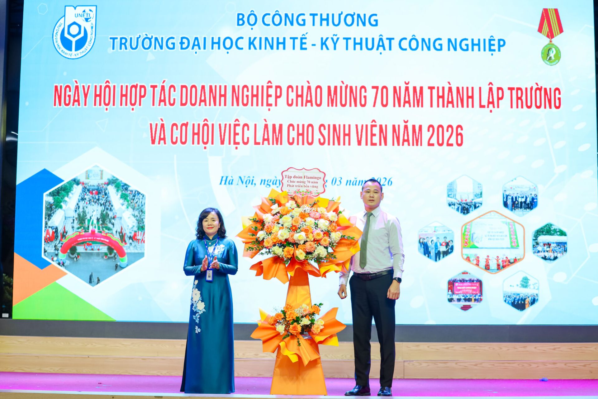 &Ocirc;ng Nguyễn Đức Dương &ndash; Ph&oacute; Tổng gi&aacute;m đốc C&ocirc;ng ty quản l&yacute; kh&aacute;ch sạn Flamingo đại diện c&aacute;c doanh nghiệp ph&aacute;t biểu v&agrave; tặng hoa tại chương tr&igrave;nh