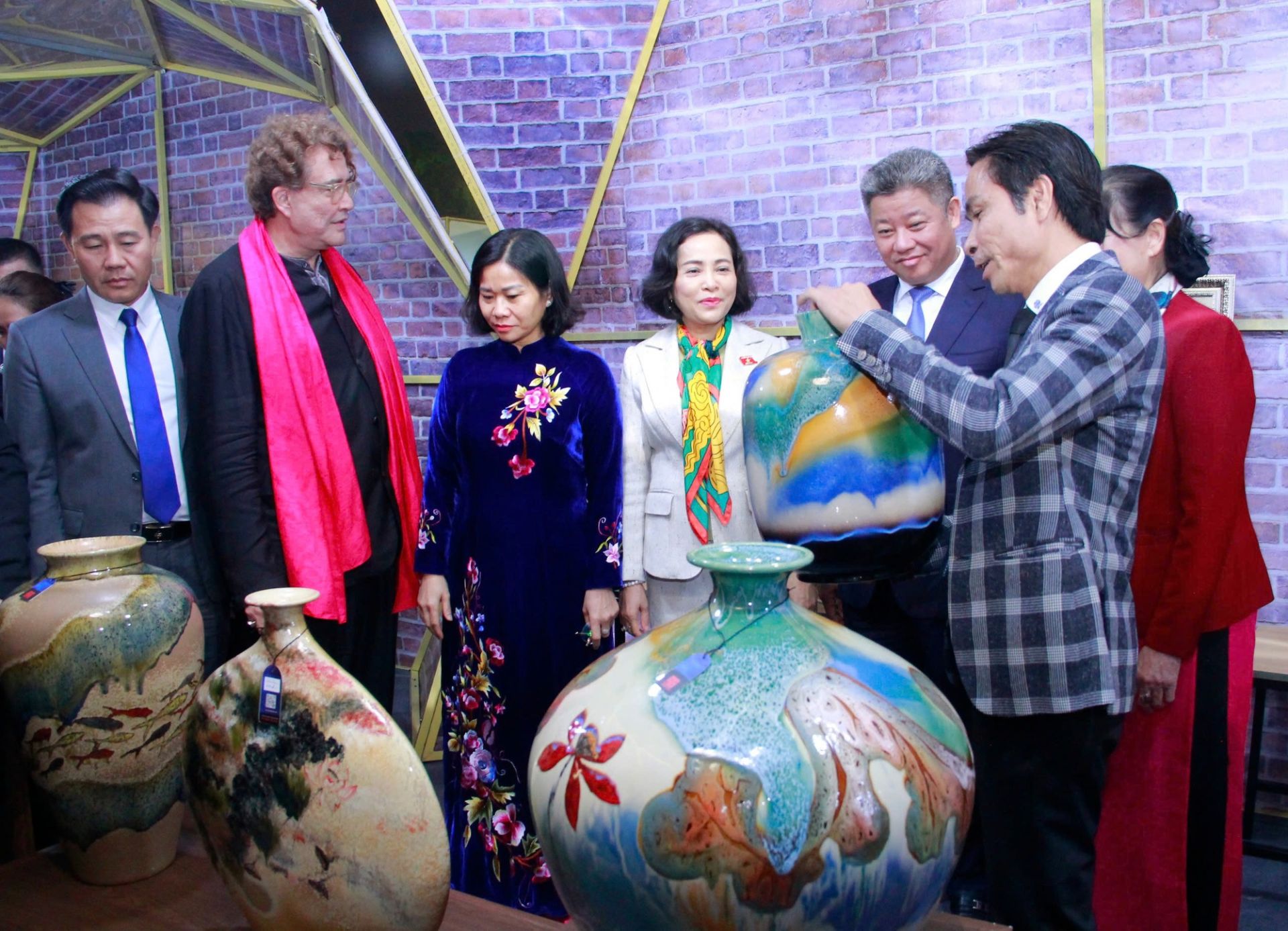 Hà Nội: Cần khai thông ‘điểm nghẽn’ trong phát triển du lịch làng nghề, danh thắng