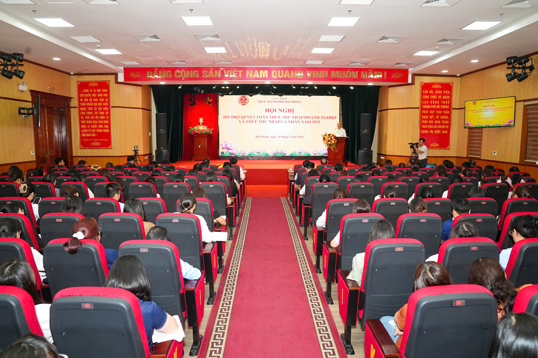 Toàn cảnh hội nghị. Toàn cảnh hội nghị.