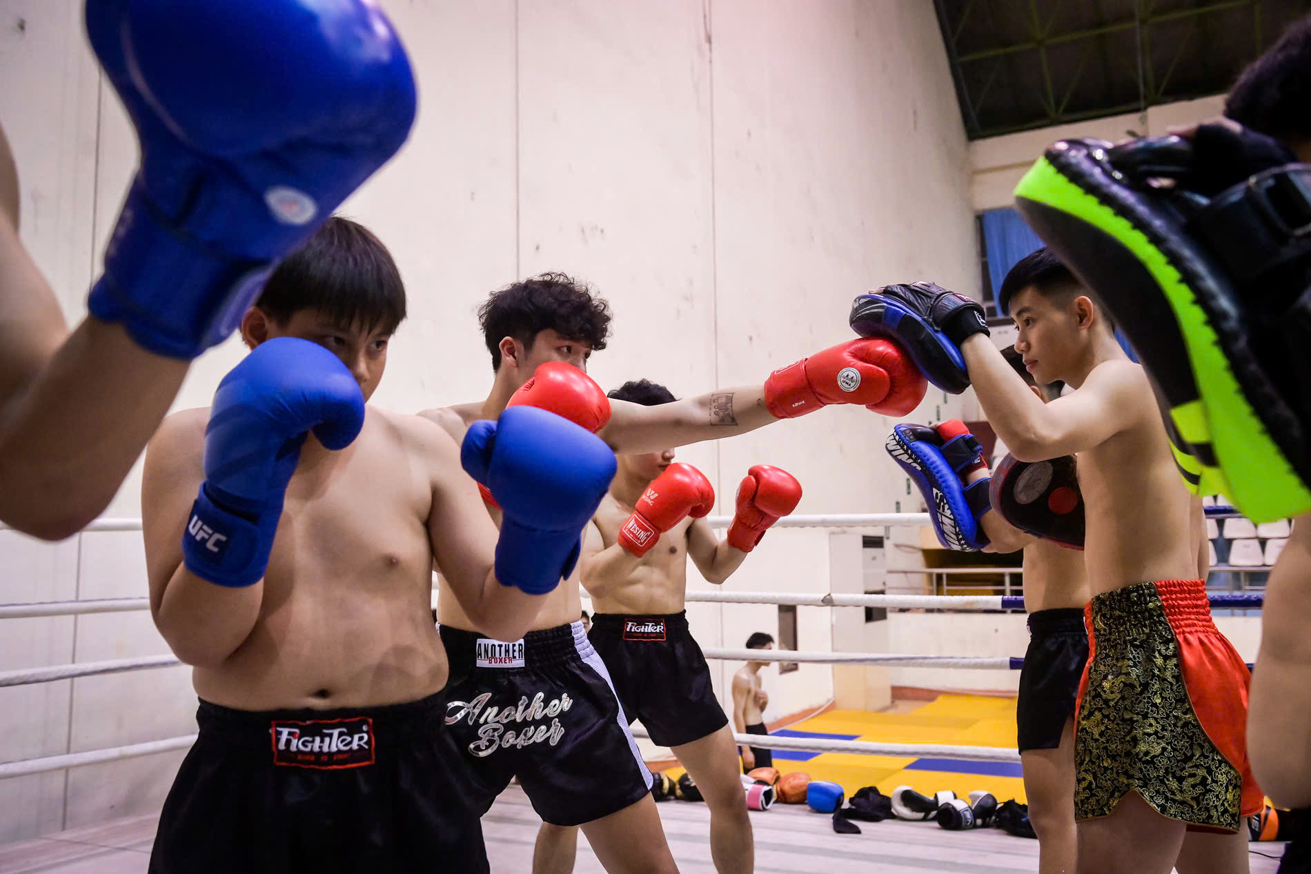 Với anh, Kick Boxing không đơn thuần là môn thể thao đối kháng, mà là cách để rèn ý chí, kỷ luật và tinh thần vượt khó – điều anh từng tự mình trải qua Với anh, Kick Boxing không đơn thuần là môn thể thao đối kháng, mà là cách để rèn ý chí, kỷ luật và tinh thần vượt khó – điều anh từng tự mình trải qua