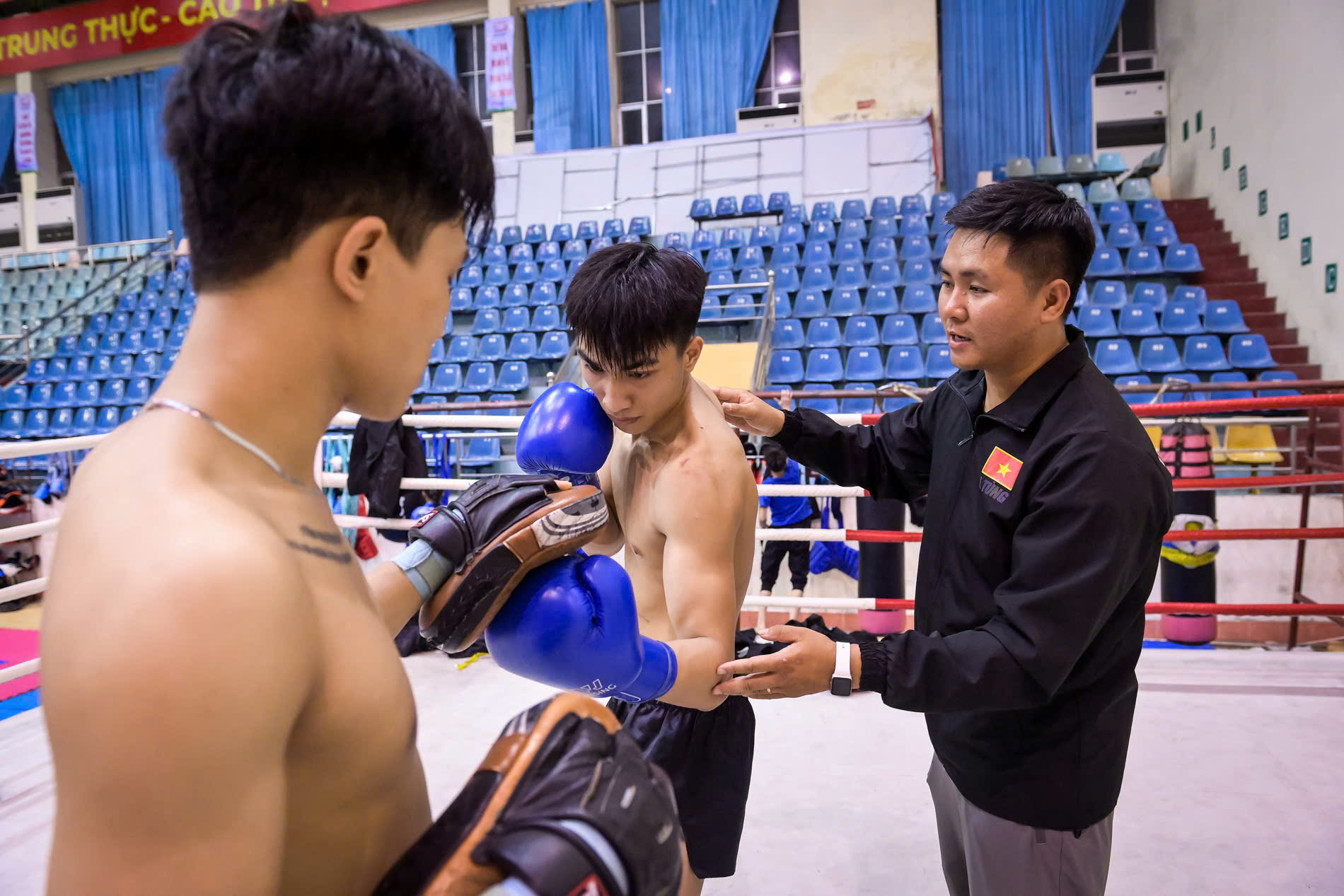 Từ một chàng trai 9x từng chật vật mưu sinh để giữ lớp võ, đến người thầy truyền cảm hứng cho nhiều thế hệ học viên, hành trình của Trần Trọng Tùng là minh chứng cho tinh thần “người Thành Nam” – bền bỉ, nghĩa tình và không lùi bước trước khó khăn Từ một chàng trai 9x từng chật vật mưu sinh để giữ lớp võ, đến người thầy truyền cảm hứng cho nhiều thế hệ học viên, hành trình của Trần Trọng Tùng là minh chứng cho tinh thần “người Thành Nam” – bền bỉ, nghĩa tình và không lùi bước trước khó khăn