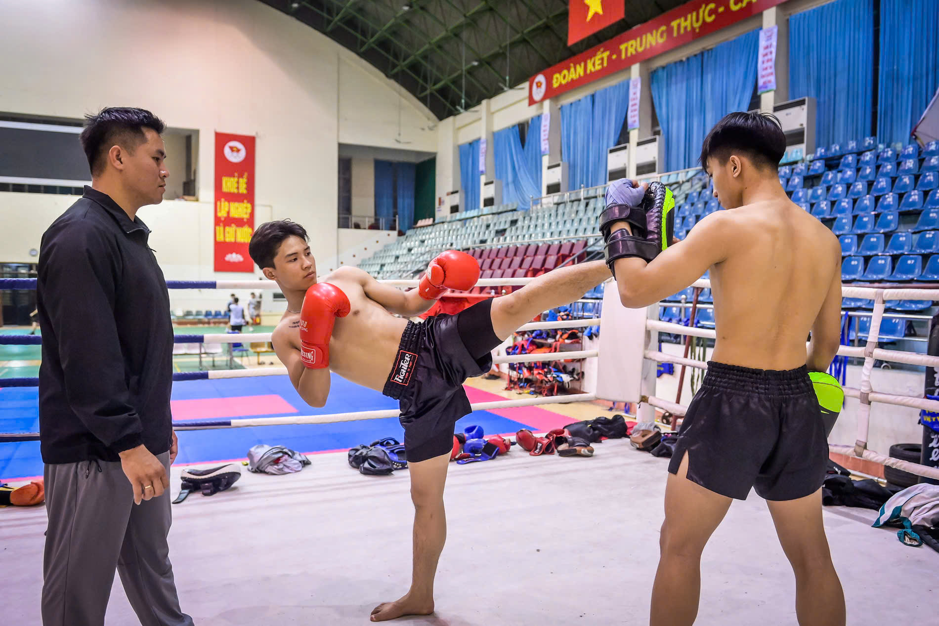 Giấc mơ của thầy Trần Đức Tùng không phải là thành tích cá nhân, mà là xây dựng một không gian tập luyện ổn định, chuyên nghiệp hơn – nơi người dân Thành Nam, từ trẻ em đến người lớn tuổi, có thể tiếp cận Kick Boxing một cách bài bản và an toàn. Giấc mơ của thầy Trần Đức Tùng không phải là thành tích cá nhân, mà là xây dựng một không gian tập luyện ổn định, chuyên nghiệp hơn – nơi người dân Thành Nam, từ trẻ em đến người lớn tuổi, có thể tiếp cận Kick Boxing một cách bài bản và an toàn.