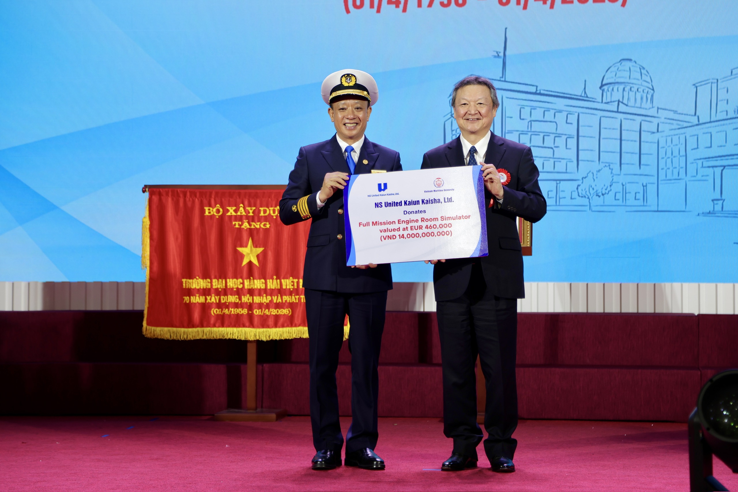 Đại diện C&ocirc;ng ty NS United Kaiun Kai​sha trao qu&agrave; tặng Nh&agrave; trường.