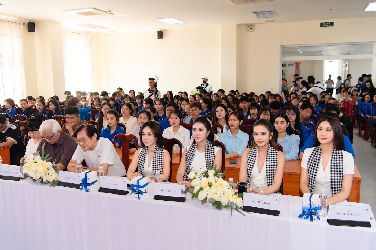 Chương trình đã thu hút hàng trăm sinh viên tham dự, tạo nên không khí sôi nổi và giàu cảm hứng. Ảnh: Tô Thanh Tân Chương trình đã thu hút hàng trăm sinh viên tham dự, tạo nên không khí sôi nổi và giàu cảm hứng. Ảnh: Tô Thanh Tân