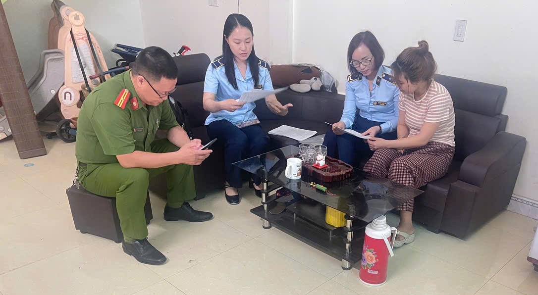 Lực lượng chức năng làm việc với chủ cơ sở kinh doanh Lực lượng chức năng làm việc với chủ cơ sở kinh doanh