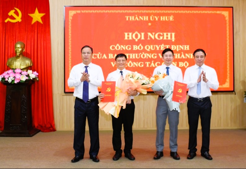 Huế: Công bố và trao quyết định về bố trí, điều chuyển cán bộ