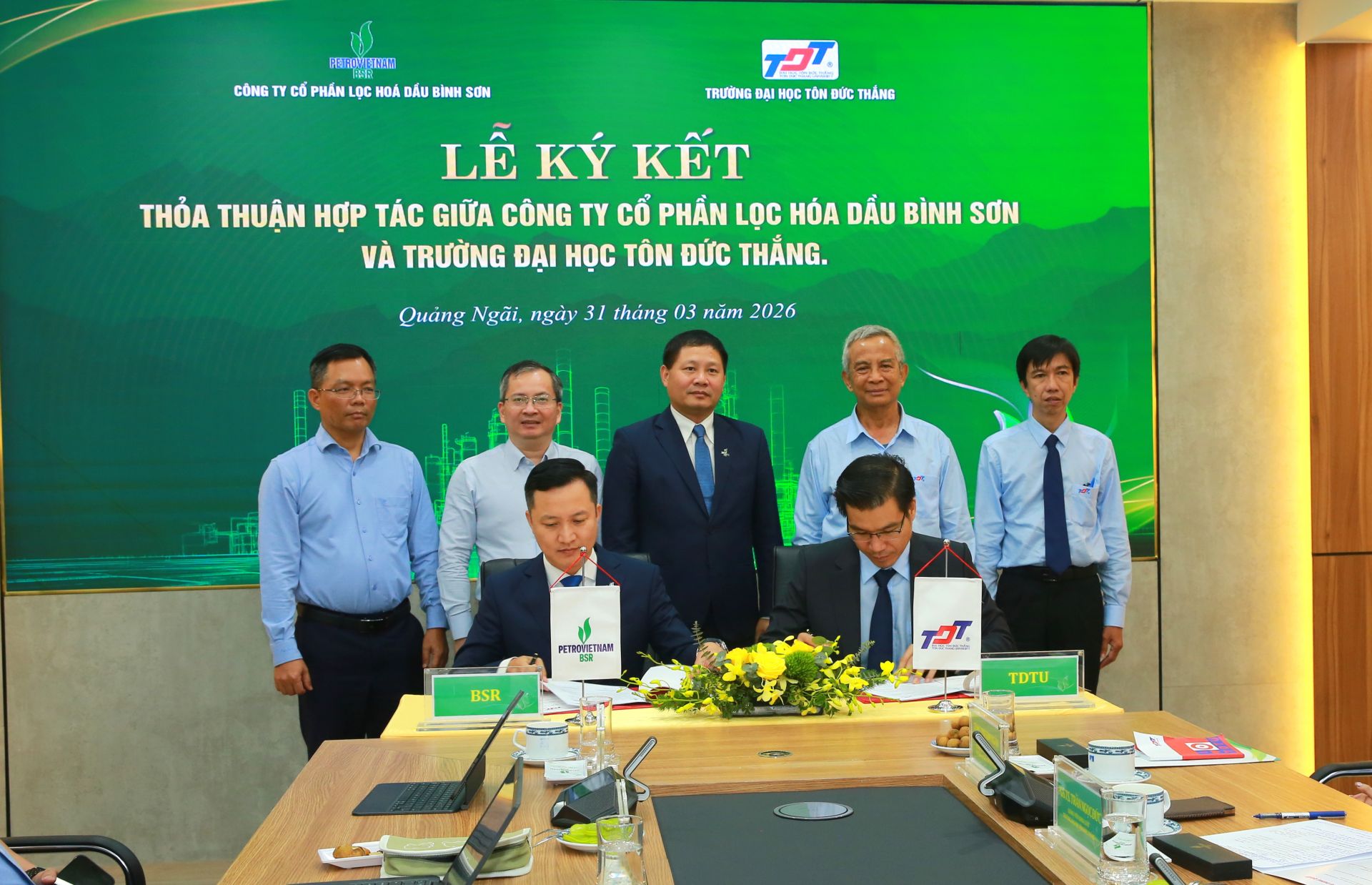 Ph&oacute; Tổng Gi&aacute;m đốc BSR Phạm Minh Nghĩa v&agrave; PGS.TS. Trần Trọng Đạo - Hiệu trưởng Trường Đại học T&ocirc;n Đức Thắng k&yacute; kết Thỏa thuận hợp t&aacute;c