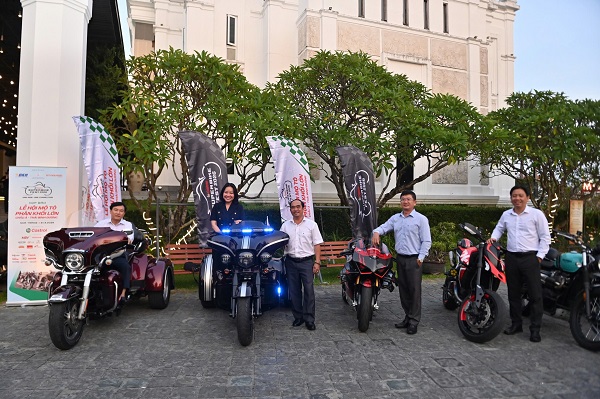 L&atilde;nh đạo B&aacute;o v&agrave; Ph&aacute;t Thanh, Truyền h&igrave;nh Kh&aacute;nh H&ograve;a chụp lưu niệm với xe của c&aacute;c Biker đến họp b&aacute;o