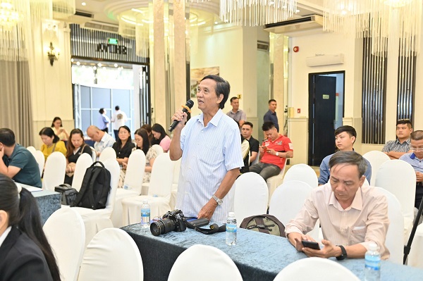 Nh&agrave; b&aacute;o Trần Minh Ngọc- TC Thương hiệu v&agrave; C&ocirc;ng luận đặt c&acirc;u hỏi