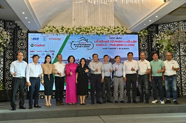 Kết th&uacute;c họp b&aacute;o, c&aacute;c vị l&atilde;nh đạo chụp ảnh lưu niệm c&ugrave;ng Ban Tổ chức