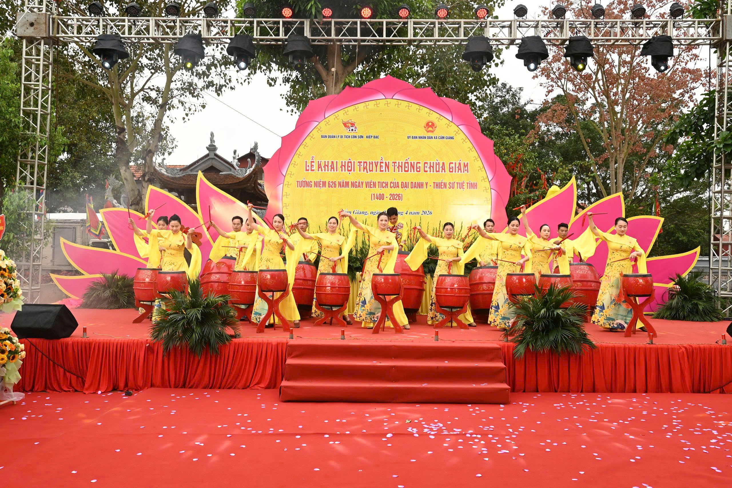 M&agrave;n trống hội tại Lễ khai hội.