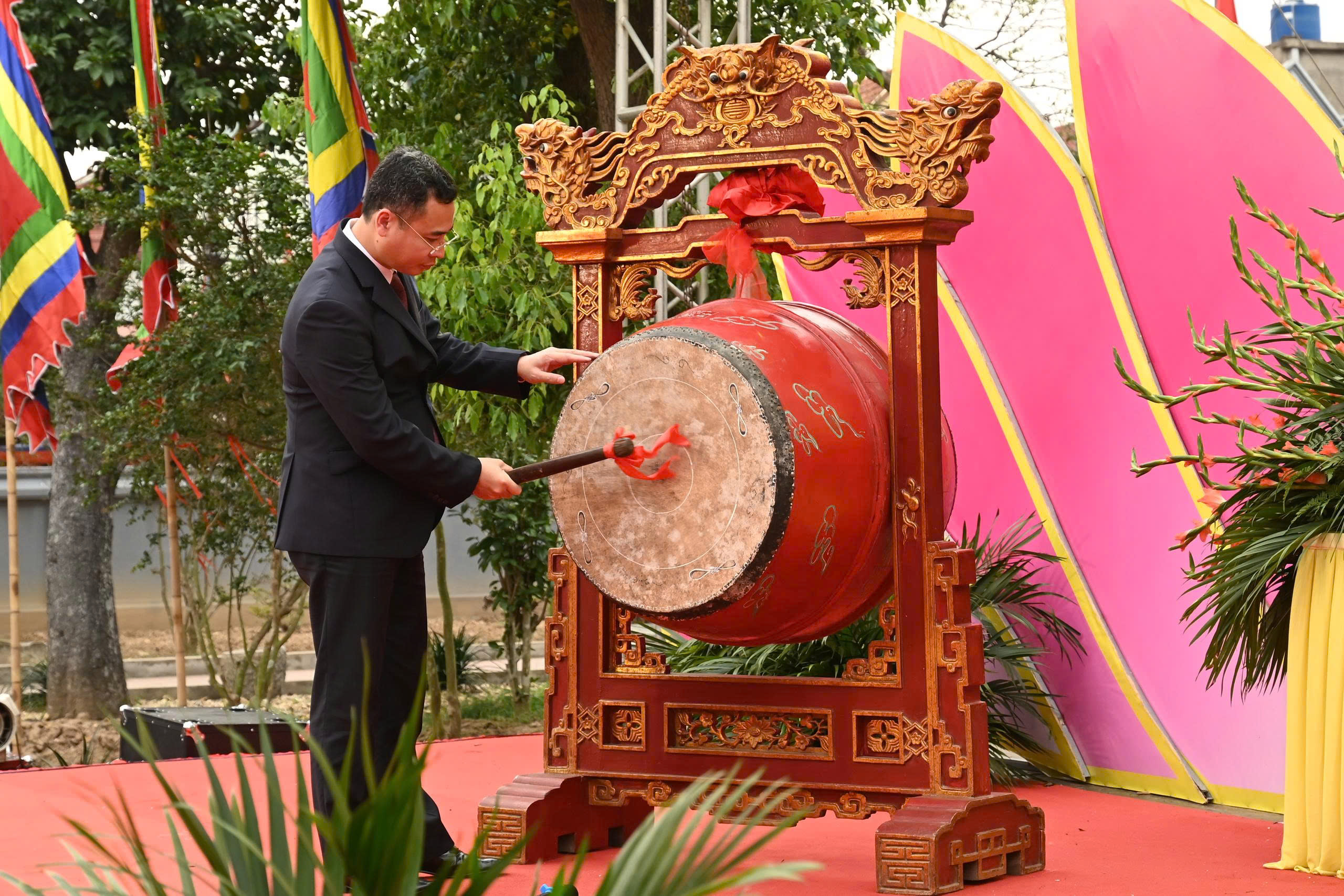 &Ocirc;ng Vũ Đ&igrave;nh Tiến, Ph&oacute; Gi&aacute;m đốc Sở Văn h&oacute;a, Thể thao v&agrave; Du lịch đ&aacute;nh trống khai hội.