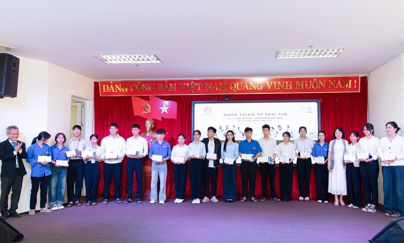 Hoạt động tặng sách và học bổng không chỉ mang ý nghĩa hỗ trợ thiết thực, mà còn gửi gắm thông điệp về trách nhiệm học tập, rèn luyện của các bạn trẻ trên hành trình lập thân, lập chí. Ảnh: Tô Thanh Tân Hoạt động tặng sách và học bổng không chỉ mang ý nghĩa hỗ trợ thiết thực, mà còn gửi gắm thông điệp về trách nhiệm học tập, rèn luyện của các bạn trẻ trên hành trình lập thân, lập chí. Ảnh: Tô Thanh Tân