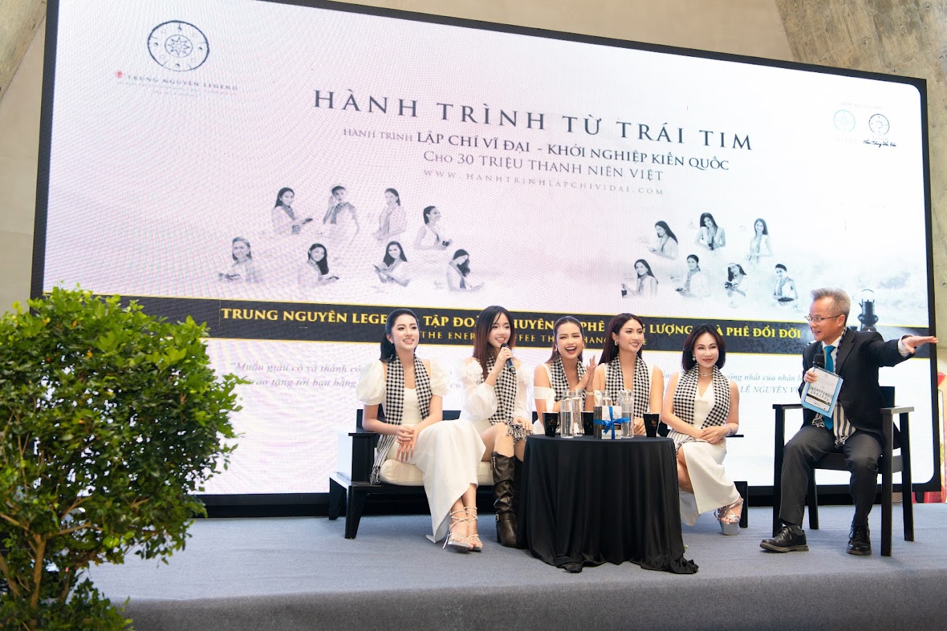 Trong khuôn khổ giao lưu, các khách mời đã chia sẻ những câu chuyện vượt khó, hành trình nỗ lực bền bỉ để khẳng định bản thân. Ảnh: Tô Thanh Tân Trong khuôn khổ giao lưu, các khách mời đã chia sẻ những câu chuyện vượt khó, hành trình nỗ lực bền bỉ để khẳng định bản thân. Ảnh: Tô Thanh Tân