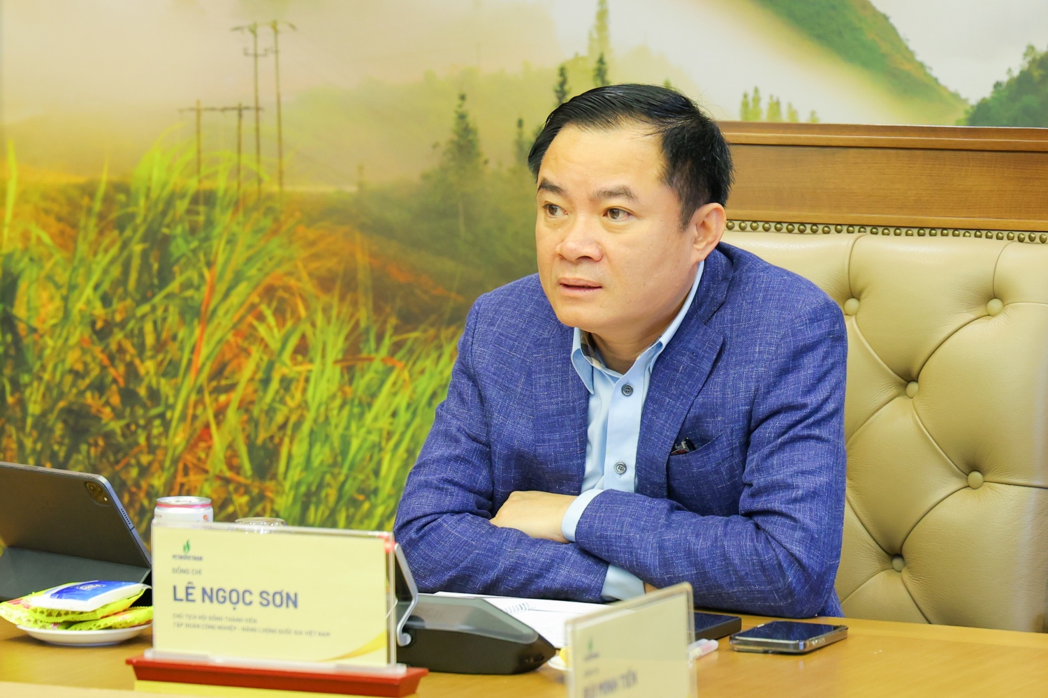 Đồng ch&iacute; L&ecirc; Ngọc Sơn - B&iacute; thư Đảng ủy, Chủ tịch HĐTV Petrovietnam nhấn mạnh quan điểm: Lấy văn h&oacute;a l&agrave;m gốc, thương hiệu l&agrave;m diện mạo v&agrave; truyền th&ocirc;ng l&agrave; c&ocirc;ng cụ dẫn dắt, hướng tới mục ti&ecirc;u đưa Petrovietnam gia nhập Top 500 doanh nghiệp lớn nhất thế giới