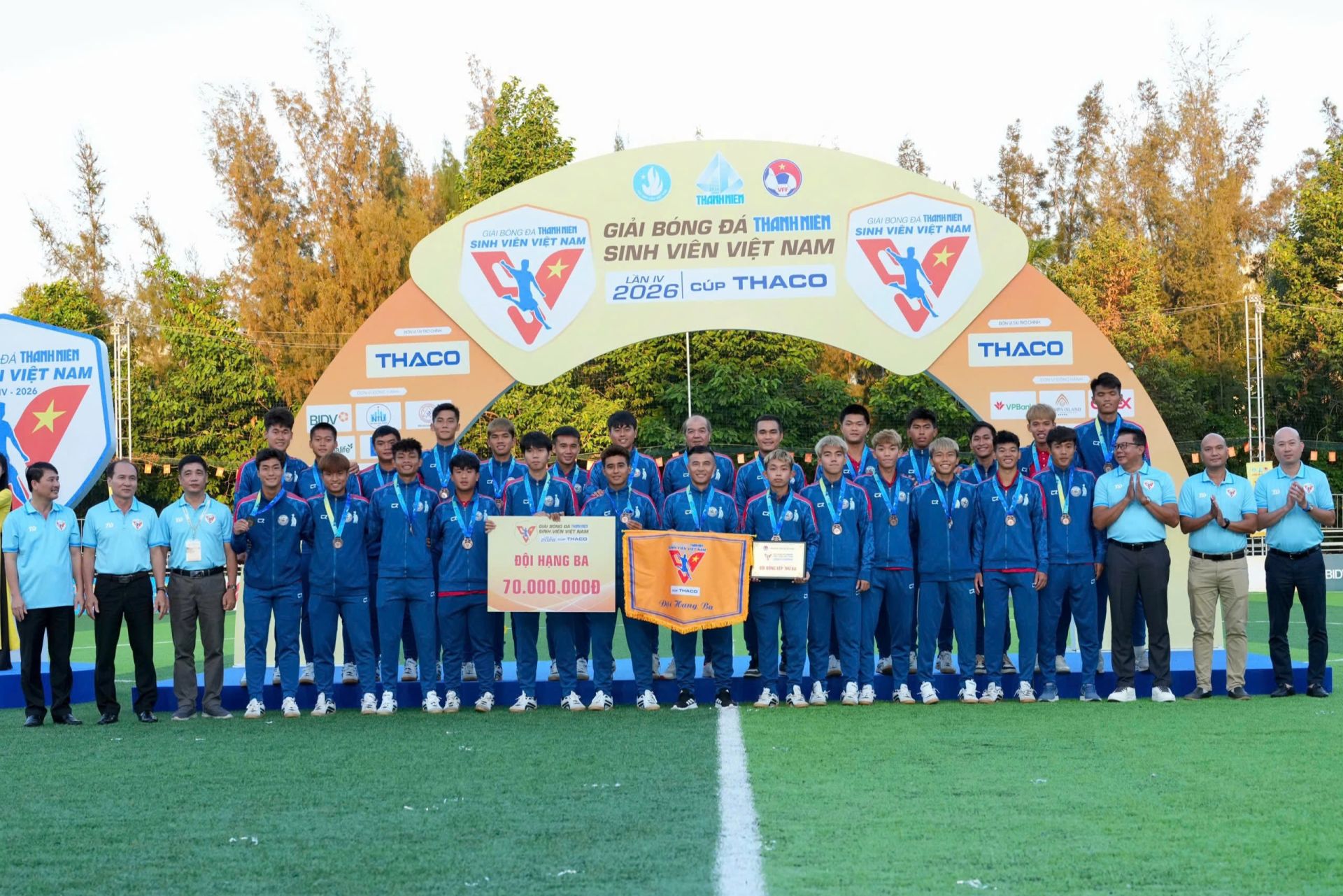 Ban tổ chức trao giải cho các đội bóng đạt giải Nhì và Ba Ban tổ chức trao giải cho các đội bóng đạt giải Nhì và Ba