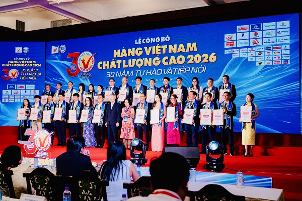 &Ocirc;ng Nguyễn Khoa Bảo &ndash; Ph&oacute; Tổng Gi&aacute;m đốc C&ocirc;ng ty Yến s&agrave;o Kh&aacute;nh H&ograve;a (giữa) l&ecirc;n nhận giải