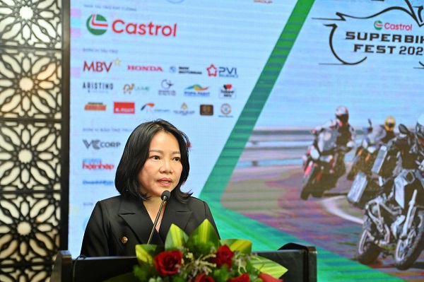 B&agrave; Th&aacute;i Thị Lệ Hằng- Tỉnh ủy vi&ecirc;n, Gi&aacute;m đốc B&aacute;o, D&agrave;i PTTH (BKH) Kh&aacute;nh H&ograve;a, Trưởng Ban tổ chức ph&aacute;t biểu khai mạc