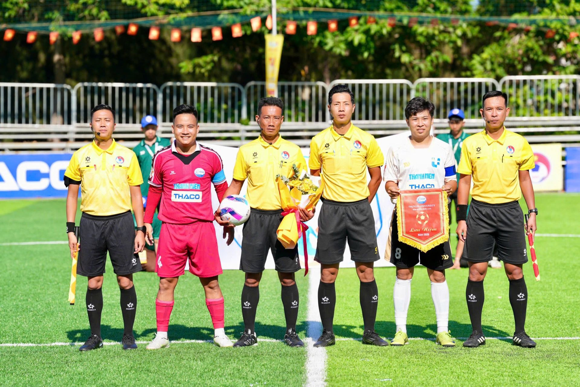 Một số hình ảnh sôi động trong lễ bế mạc giải TNSV THACO Cup 2026 Một số hình ảnh sôi động trong lễ bế mạc giải TNSV THACO Cup 2026