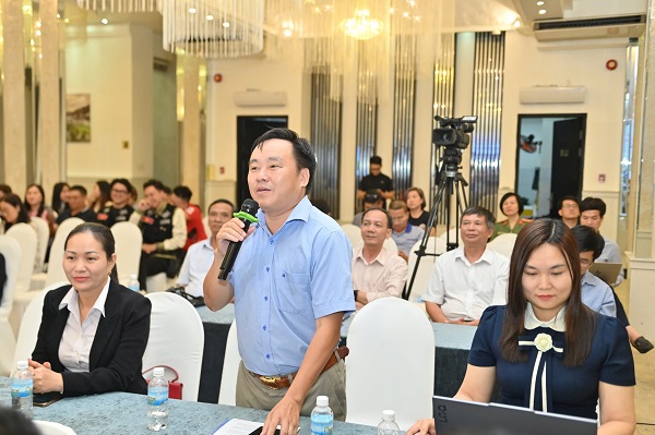 Nh&agrave; b&aacute;o V&otilde; Th&aacute;i B&igrave;nh (VOV) đặt c&acirc;u hỏi