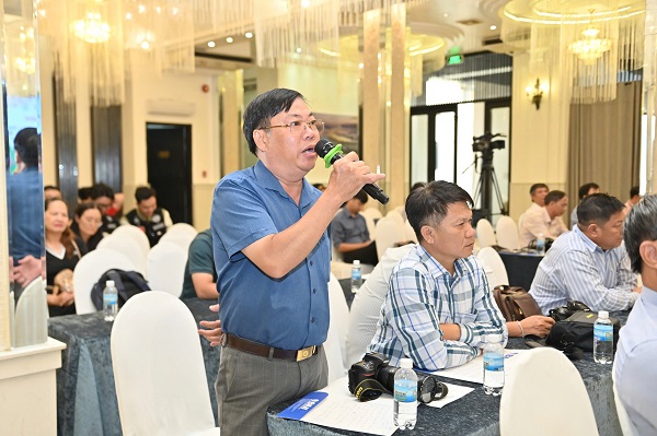 Nh&agrave; b&aacute;o Ngọc Phương (B&aacute;o Văn h&oacute;a) đặt c&acirc;u hỏi