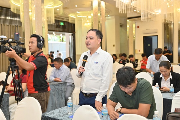 Nh&agrave; b&aacute;o Xu&acirc;n Triệu- Trưởng ph&acirc;n x&atilde; TTXVN tại Kh&aacute;nh H&ograve;a đặt c&acirc;u hỏi