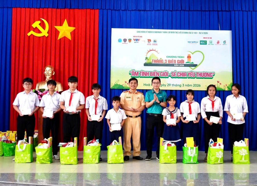 Ban Tổ chức trao tặng 100 phần qu&agrave; thiết thực v&agrave; 10 suất học bổng cho c&aacute;c em học sinh vượt kh&oacute; học giỏi tr&ecirc;n địa b&agrave;n x&atilde; H&ograve;a Hội