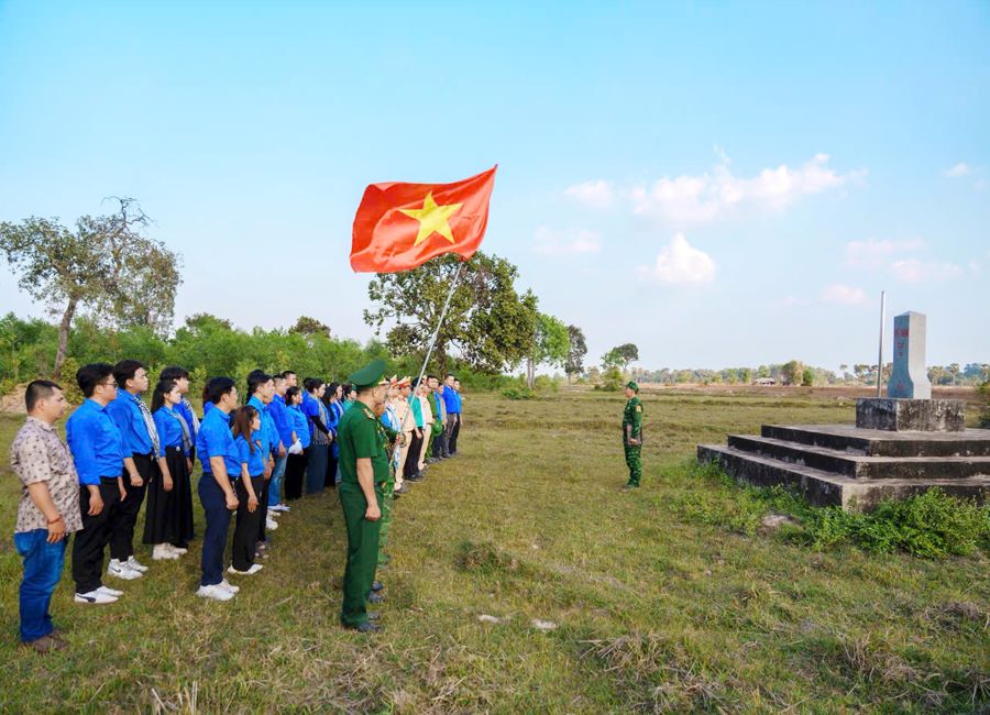 Hoạt động &ldquo;Ch&agrave;o cờ cột mốc bi&ecirc;n cương&rdquo; tại cột mốc 137