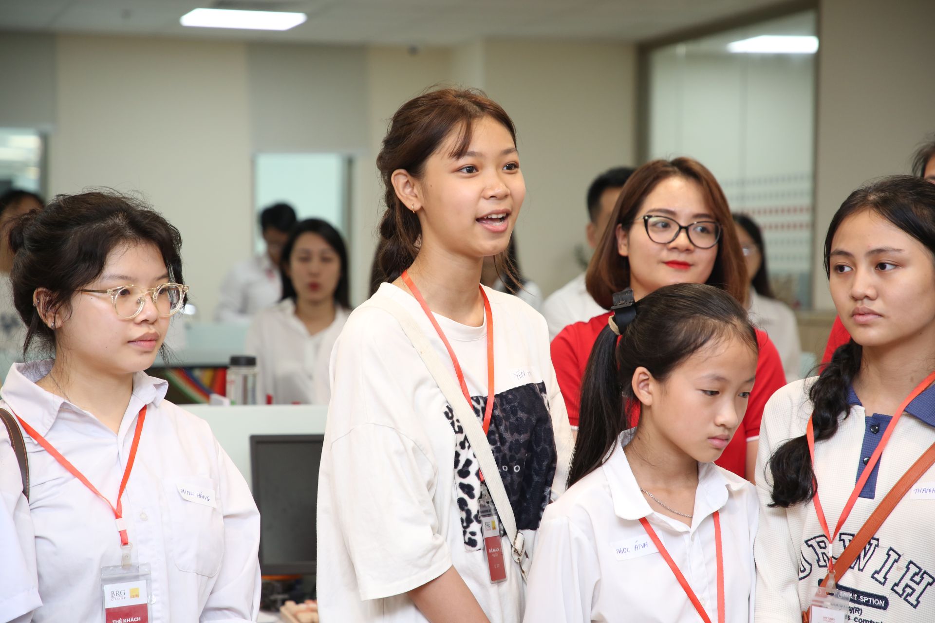 Em Nhi (thứ hai từ tr&aacute;i qua) gửi lời cảm ơn đến Quỹ SeADream khi lần đầu được đến Thủ đ&ocirc; v&agrave; tham quan Hội sở SeABank