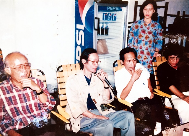 Nhạc sĩ Trinh Công Sơn (thứ 2 từ trái qua) đang giao lưu với người hâm mộ tại quán café Thu Vàng. Nhạc sĩ Trinh Công Sơn (thứ 2 từ trái qua) đang giao lưu với người hâm mộ tại quán café Thu Vàng.