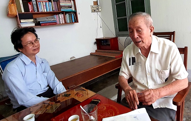 T&aacute;c giả (b&igrave;a tr&aacute;i) đang trao đổi với &ocirc;ng Trần Đ&igrave;nh Trắc.