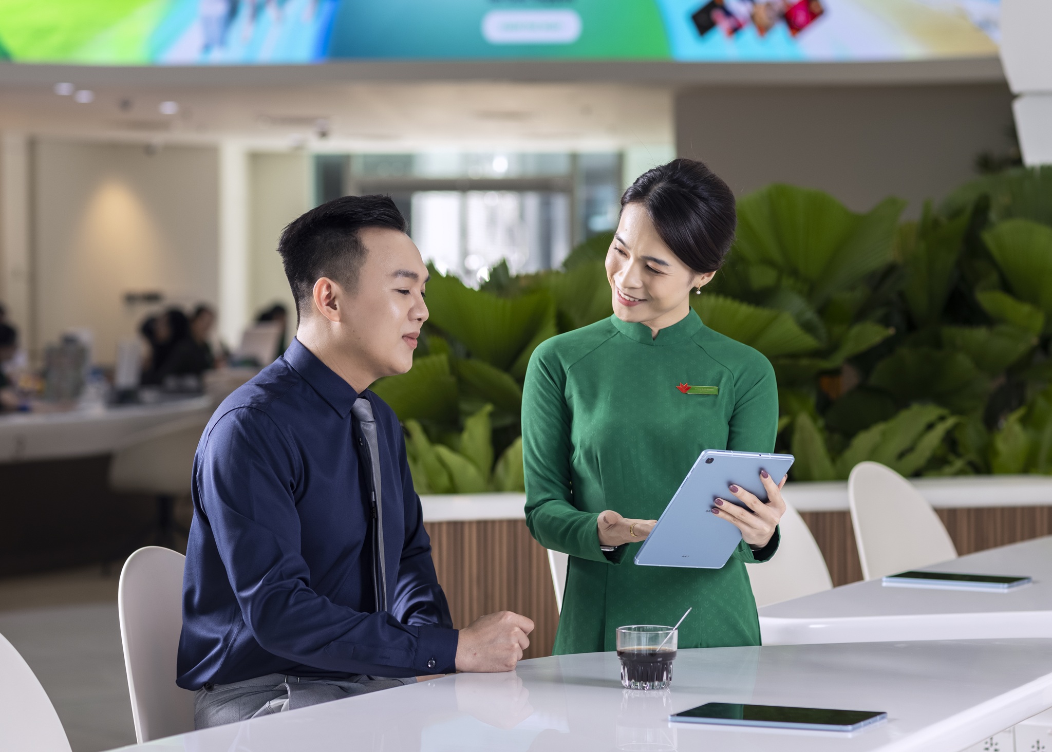 Tổng dư nợ tín dụng xanh của VPBank đã vượt mức 1 tỷ USD. Tổng dư nợ tín dụng xanh của VPBank đã vượt mức 1 tỷ USD.