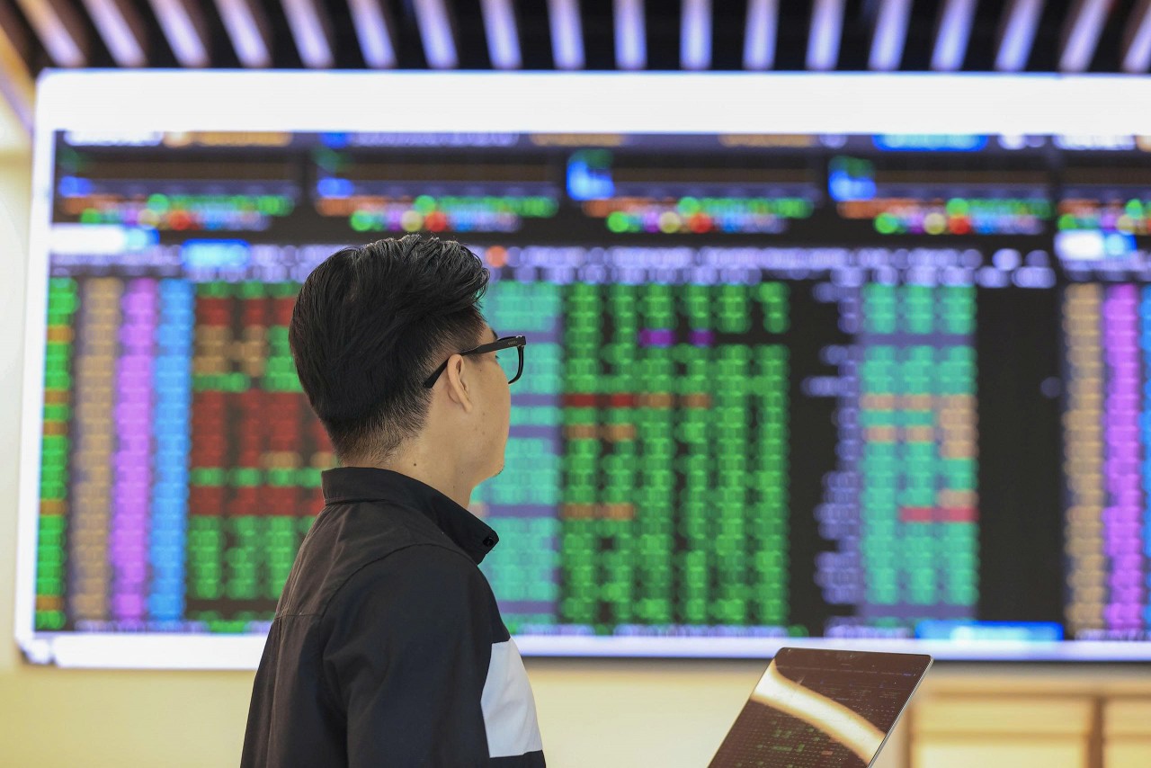 Giao dịch chứng khoán sáng 1/4: Sắc xanh mở rộng, thị trường tăng vọt