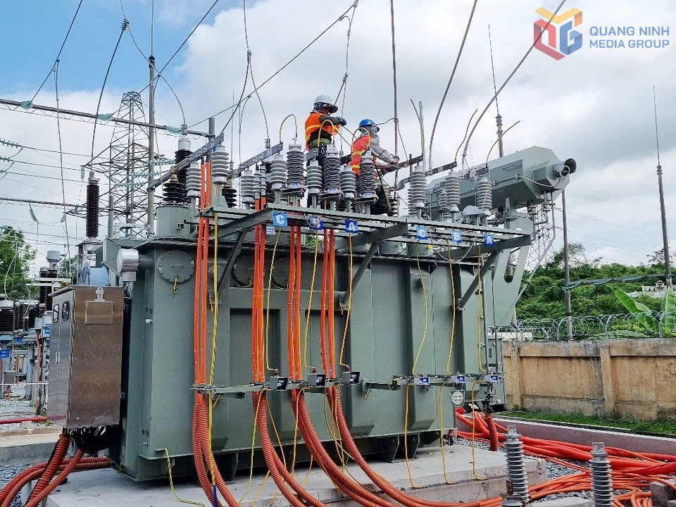 Tổng C&ocirc;ng ty Điện lực miền Bắc tổ chức thi c&ocirc;ng n&acirc;ng c&ocirc;ng suất MBA T1 tại TBA 110kV Ti&ecirc;n Y&ecirc;n