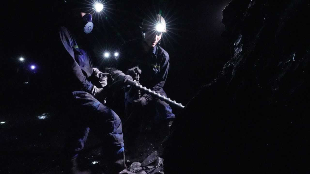 Thợ l&ograve; Ph&acirc;n xưởng K1, C&ocirc;ng ty Than V&agrave;ng Danh khai th&aacute;c than