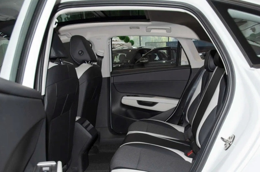 Hàng ghế sau có cửa gió điều hòa riêng và cổng sạc, đáp ứng tốt nhu cầu sử dụng gia đình Hàng ghế sau có cửa gió điều hòa riêng và cổng sạc, đáp ứng tốt nhu cầu sử dụng gia đình