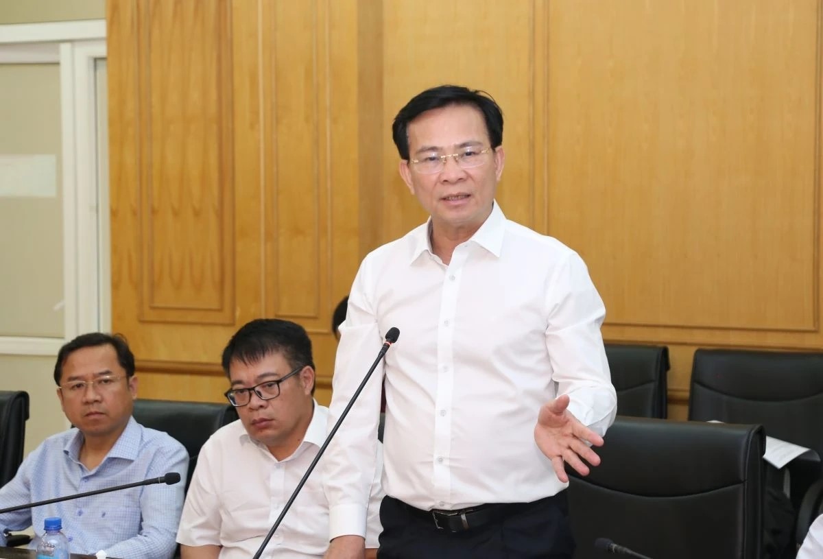 Chủ tịch UBND tỉnh L&acirc;m Đồng Hồ Văn Mười ph&aacute;t biểu tại buổi l&agrave;m việc.