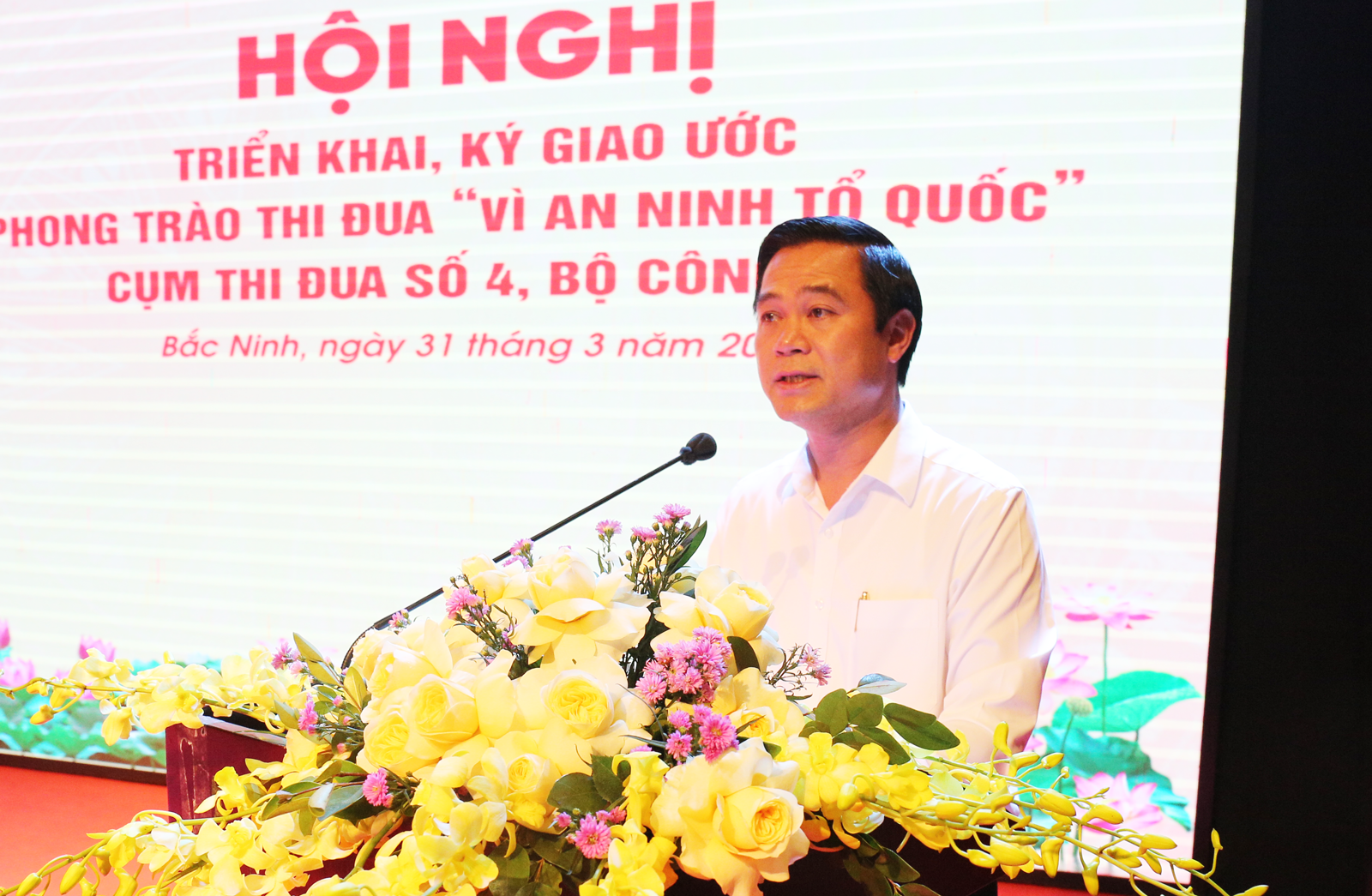 Phó Chủ tịch UBND tỉnh Lê Xuân Lợi phát biểu chào mừng. Phó Chủ tịch UBND tỉnh Lê Xuân Lợi phát biểu chào mừng.