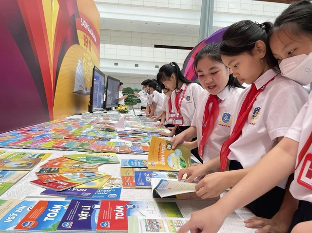 Dự kiến miễn phí sách giáo khoa trên phạm vi cả nước từ năm học 2029 - 2030