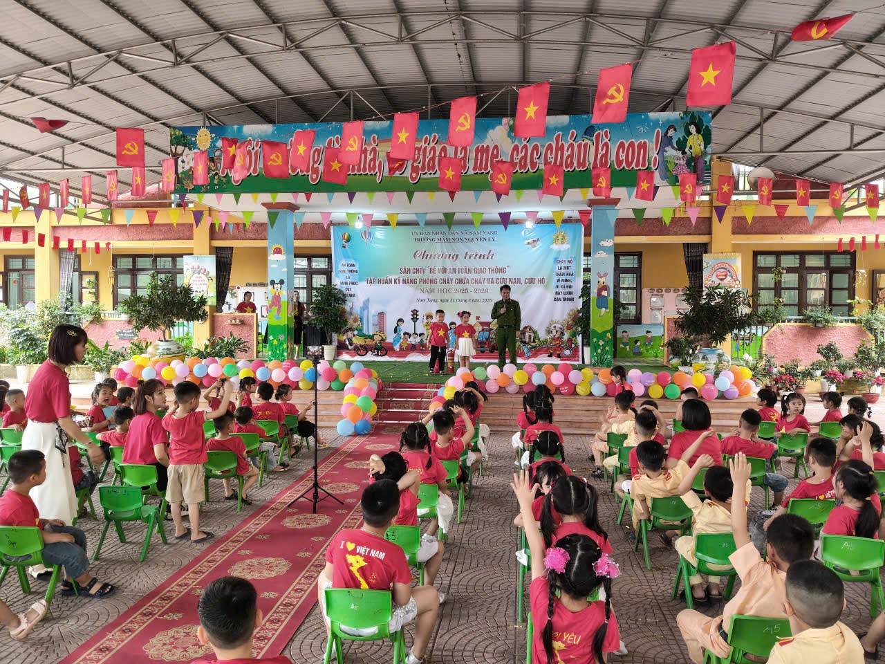 Ninh Bình: Công an xã Nam Xang tổ chức sân chơi “Bé với an toàn giao thông” và hướng dẫn PCCC tại Trường mầm non Nguyên Lý