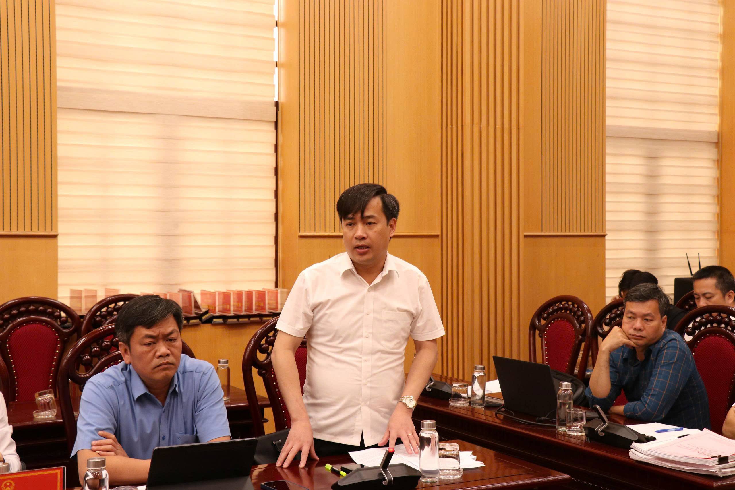 Đại diện l&atilde;nh đạo x&atilde; c&oacute; dự &aacute;n đi qua ph&aacute;t biểu tại hội nghị