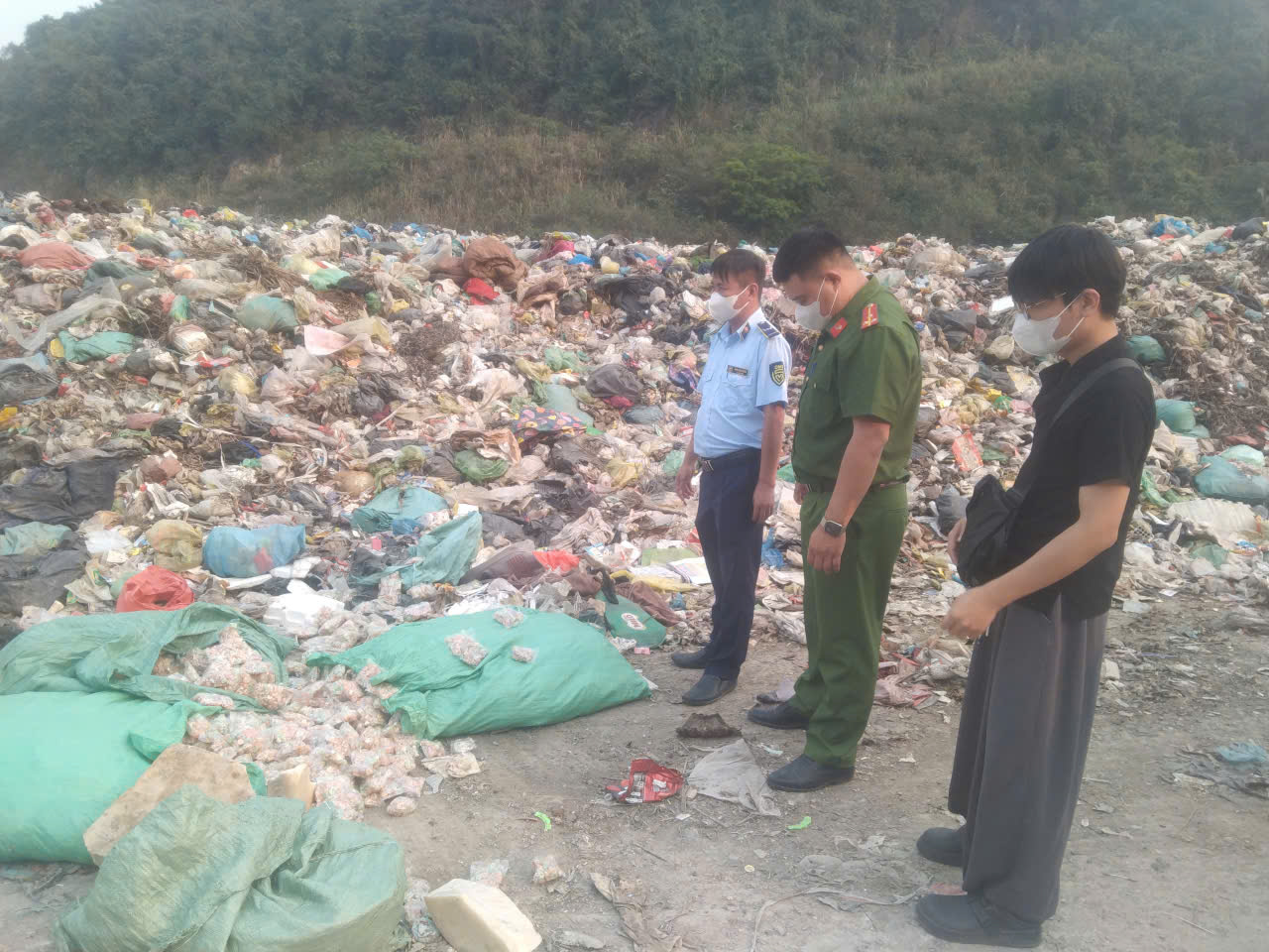 Ninh Bình phát hiện hộ kinh doanh bán 2.500 gói kẹo sáp ong không rõ nguồn gốc