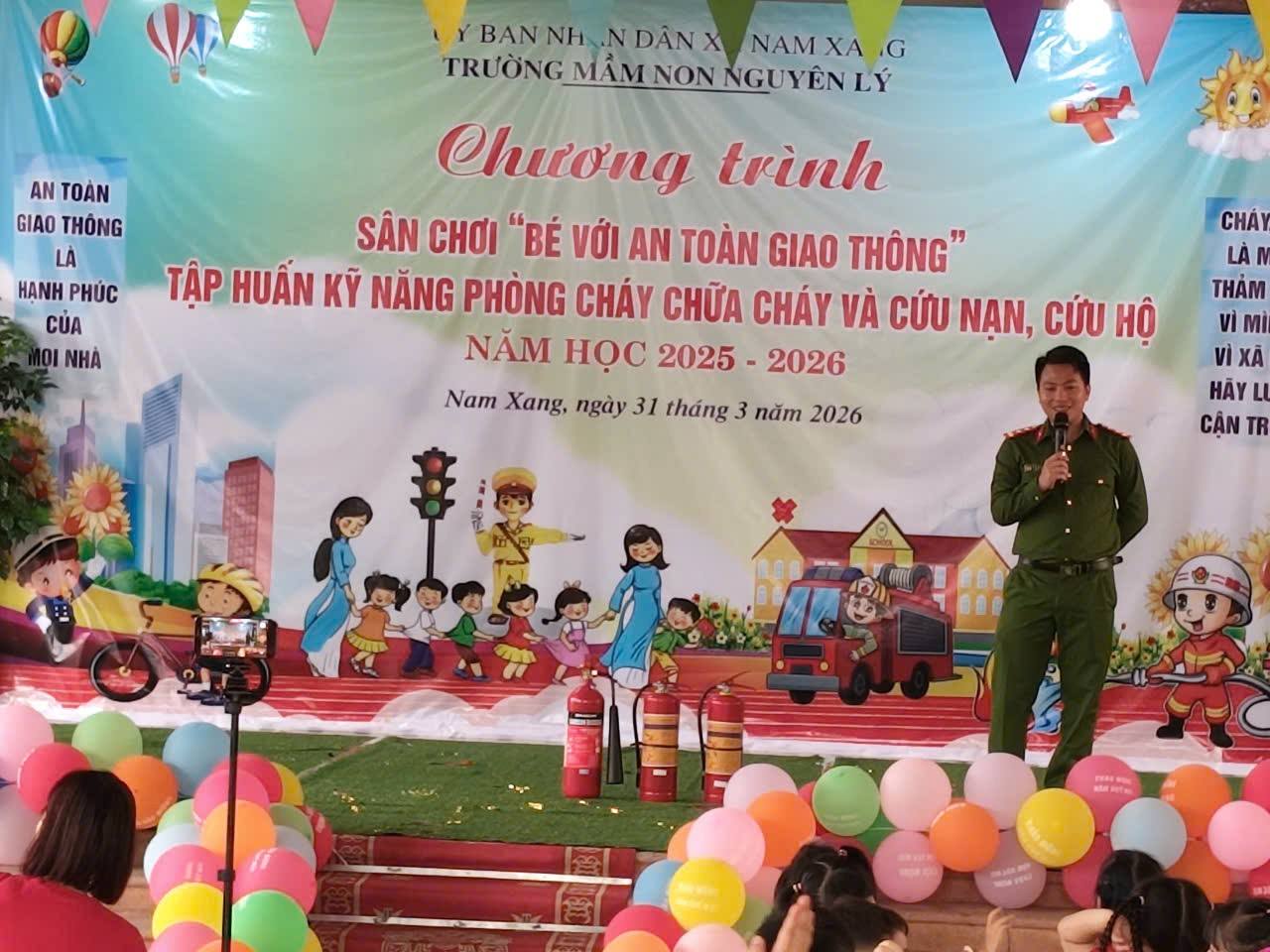 Cán bộ công an xã hướng dẫn học sinh tại trường Cán bộ công an xã hướng dẫn học sinh tại trường