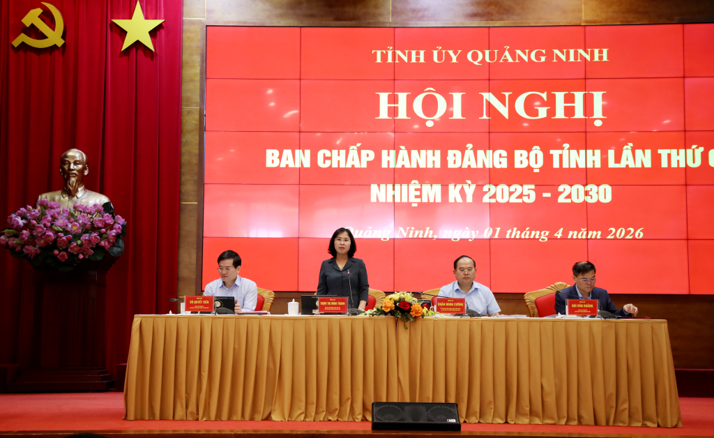 B&agrave; Trịnh Thị Minh Thanh, Ph&oacute; B&iacute; thư Thường trực Tỉnh ủy, Chủ tịch HĐND tỉnh Quảng Ninh, ph&aacute;t biểu tại hội nghị