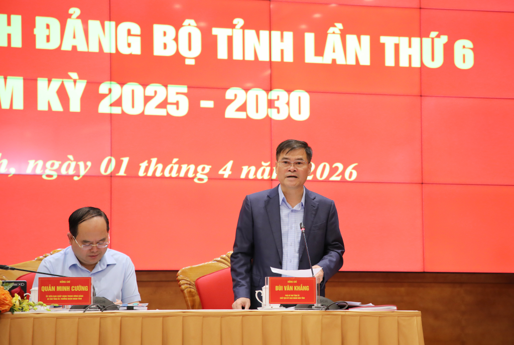 B&ugrave;i Văn Khắng, Ph&oacute; B&iacute; thư Tỉnh ủy, Chủ tịch UBND tỉnh Quảng Ninh, điều h&agrave;nh thảo luận tại hội trường